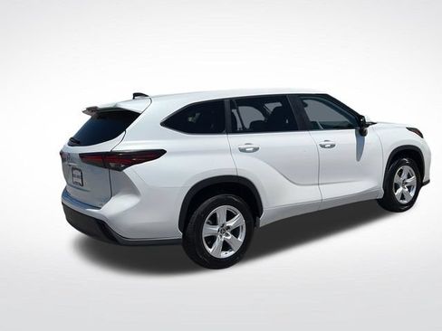 Used 2024 Toyota Highlander LE FWD image 5