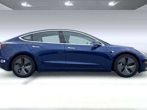 Used 2018 Tesla Model 3 Mid Range image 2
