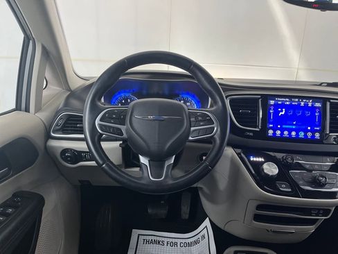 Used 2017 Chrysler Pacifica Touring-L image 32