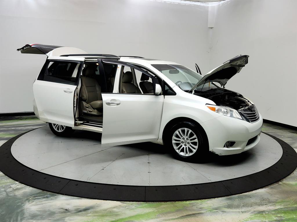 Used 2015 Toyota Sienna XLE FWD image 10