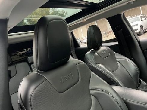 Used 2019 Jeep Cherokee Limited image 36