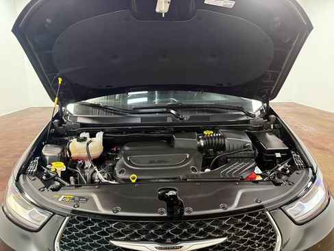 Used 2024 Chrysler Pacifica Touring-L image 86