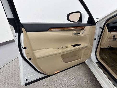 Used 2015 Lexus ES 300h w/ Navigation System Package FWD image 13