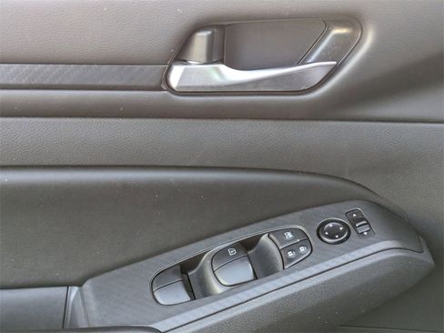 Used 2024 Nissan Altima 2.5 SV image 13