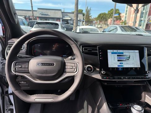 Used 2023 Jeep Wagoneer Series III w/ Flexible Seating Group image 29