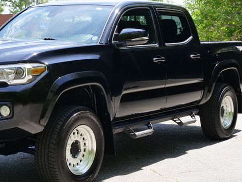 Used 2022 Toyota Tacoma TRD Sport AWD/4WD image 26