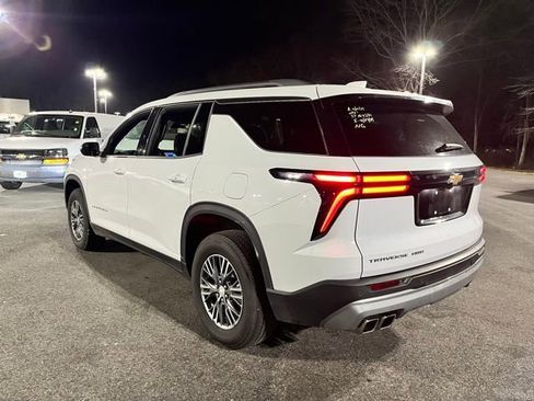 Used 2025 Chevrolet Traverse LT image 10