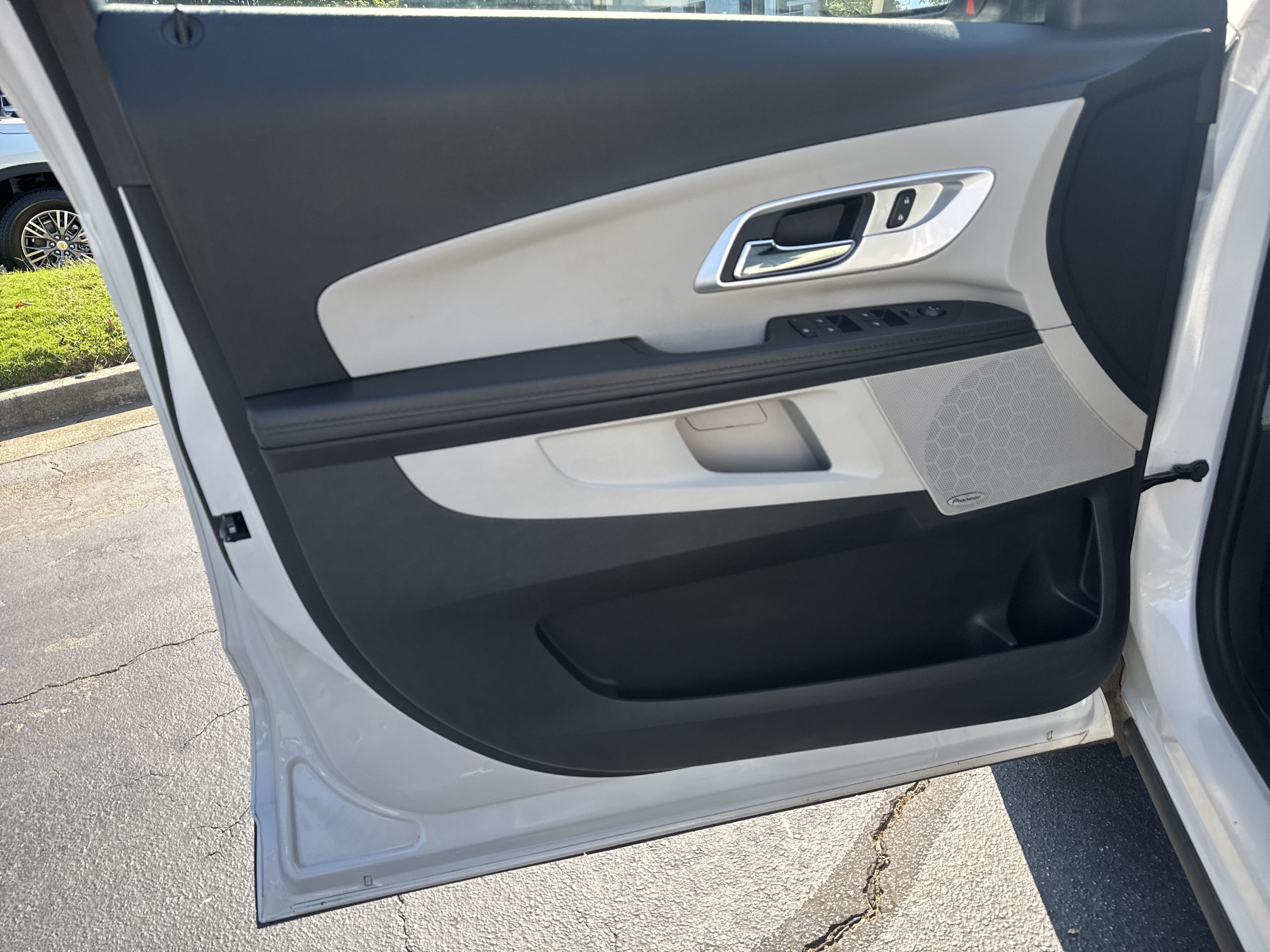 Used 2017 Chevrolet Equinox Premier w/ Enhanced Convenience Package FWD image 10