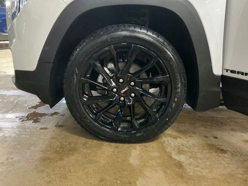 Used 2023 GMC Terrain SLE w/ Driver Convenience Package image 27