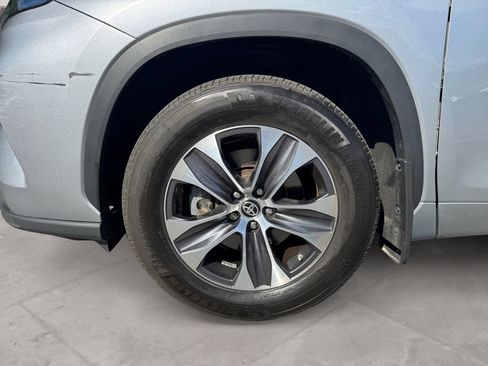 Used 2024 Toyota Highlander XLE AWD/4WD image 14