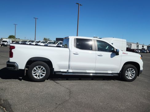 Used 2024 Chevrolet Silverado 1500 LT w/ Z71 Off-Road Package AWD/4WD image 3