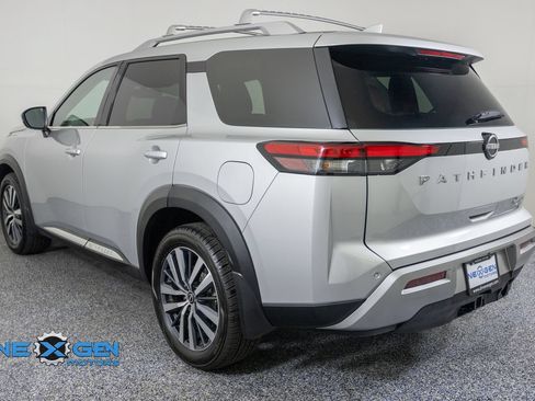 Used 2022 Nissan Pathfinder Platinum AWD/4WD image 5