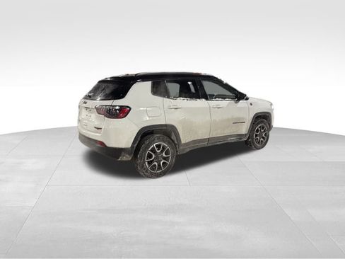 Used 2024 Jeep Compass Trailhawk image 4
