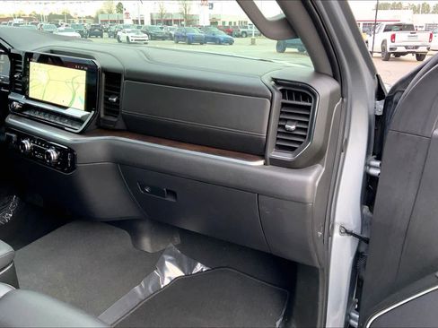 Used 2025 GMC Sierra 1500 SLT image 18