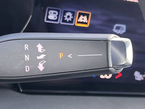 Used 2025 Chevrolet Traverse LT image 24