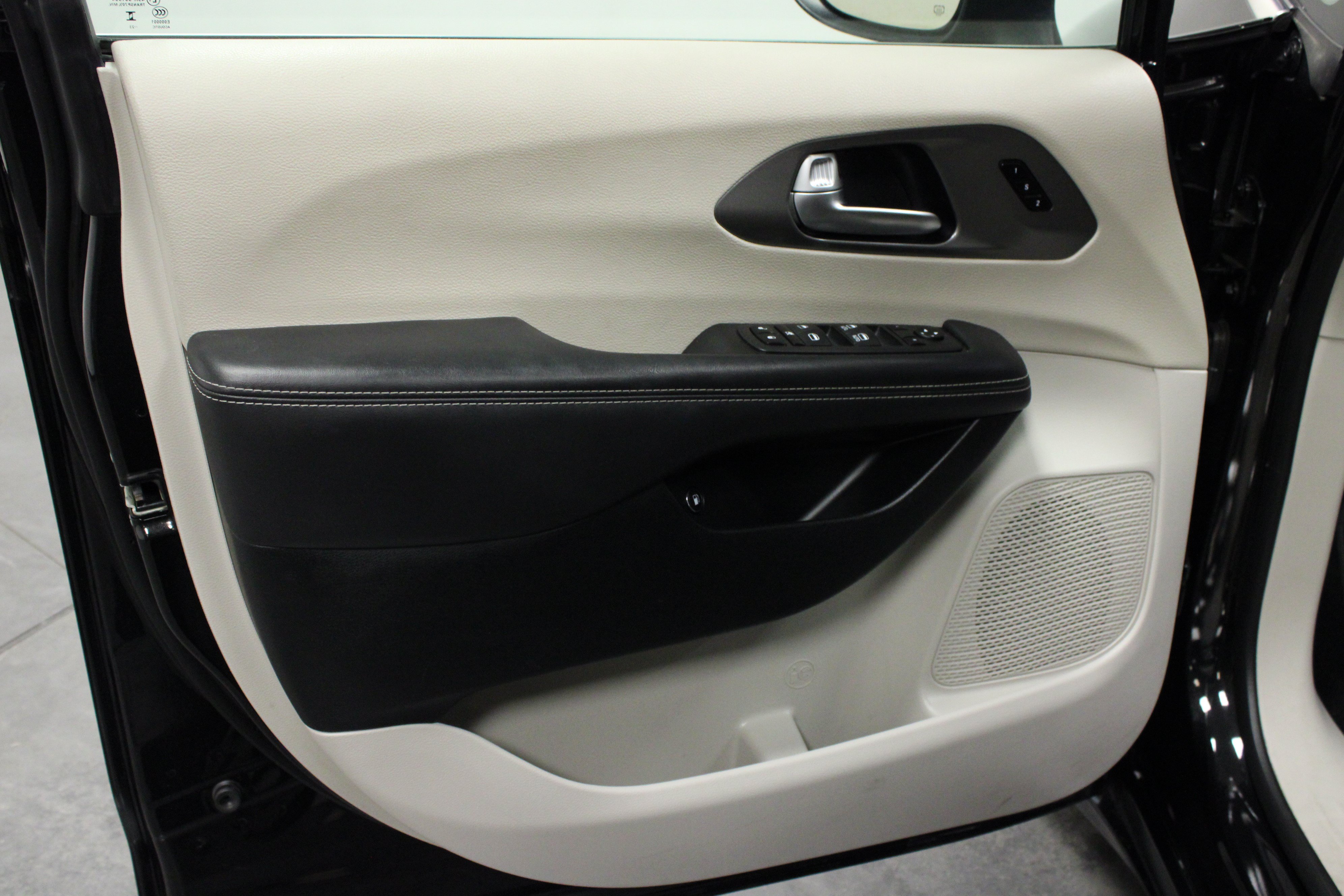 Used 2023 Chrysler Pacifica Touring-L FWD image 11