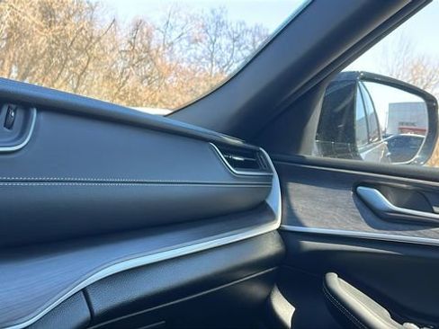 Used 2024 Jeep Grand Cherokee Limited image 18