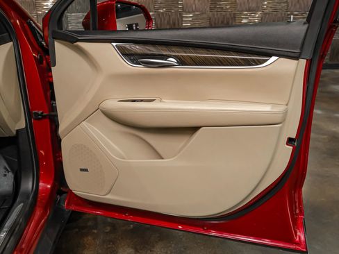 Used 2019 Cadillac XT5 FWD image 37