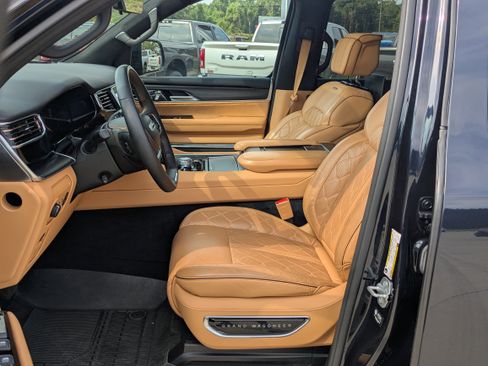 Used 2025 Jeep Grand Wagoneer L Series III w/ Rear Seat Video Group 1 AWD/4WD image 8