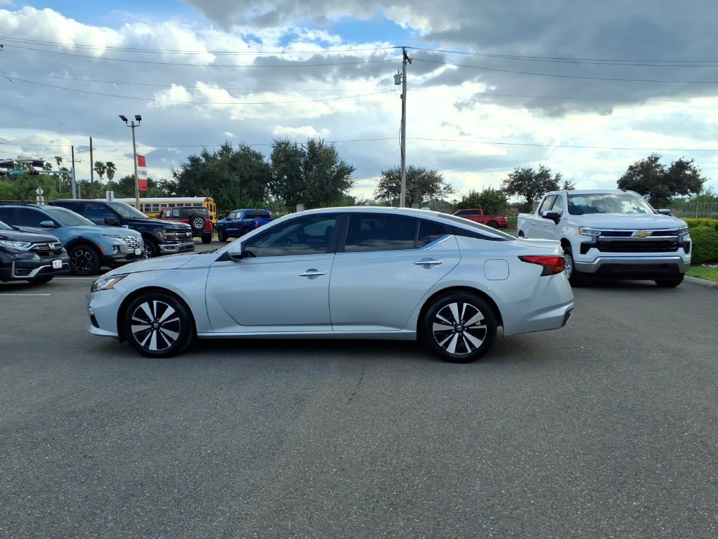 Used 2022 Nissan Altima 2.5 SV FWD image 2