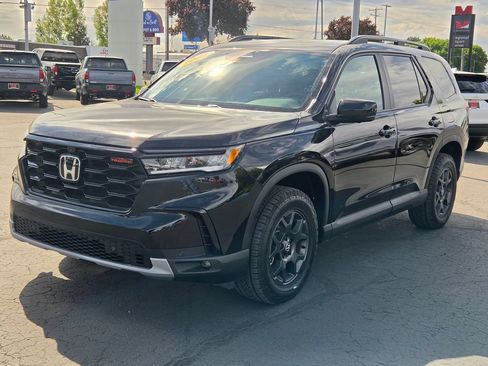 Used 2025 Honda Pilot TrailSport image 8