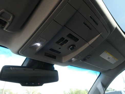 Used 2019 Chevrolet Suburban LT image 24