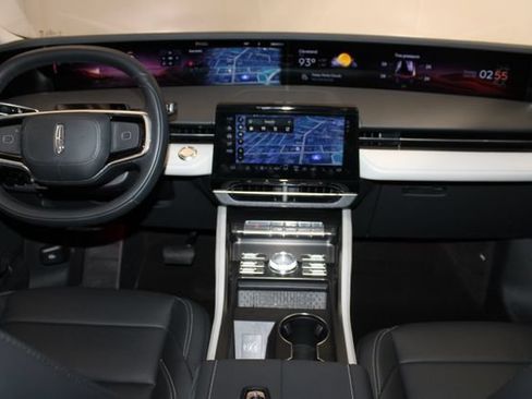 Used 2025 Lincoln Nautilus Premier AWD/4WD image 13