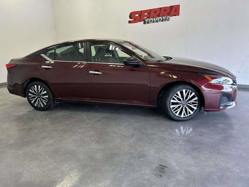Used 2024 Nissan Altima 2.5 SV FWD image 2