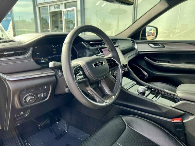 Used 2023 Jeep Grand Cherokee Overland AWD/4WD image 19
