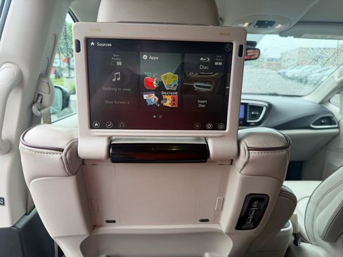 Used 2017 Chrysler Pacifica Limited w/ UConnect Theater Package FWD image 15