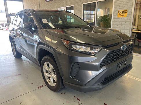 Used 2021 Toyota RAV4 LE AWD/4WD image 3