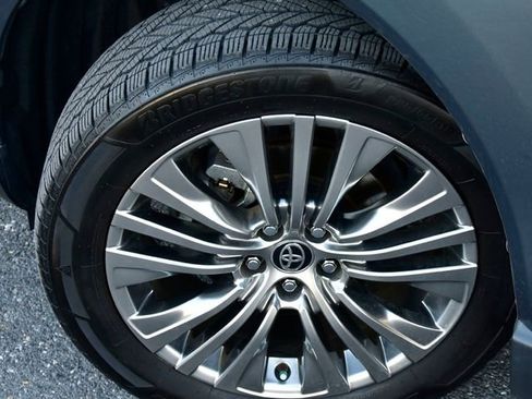 Used 2021 Toyota Venza image 32