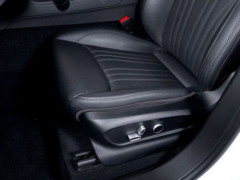 Used 2023 Maserati Grecale GT image 18