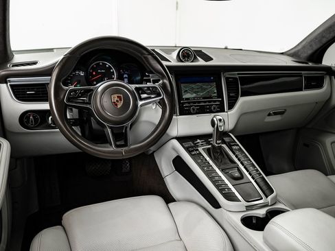 Used 2016 Porsche Macan Turbo image 4