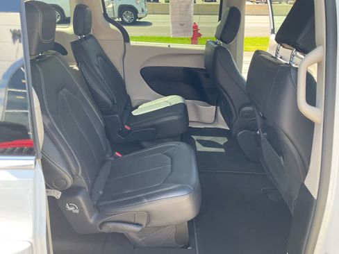 Used 2022 Chrysler Pacifica Touring-L FWD image 23