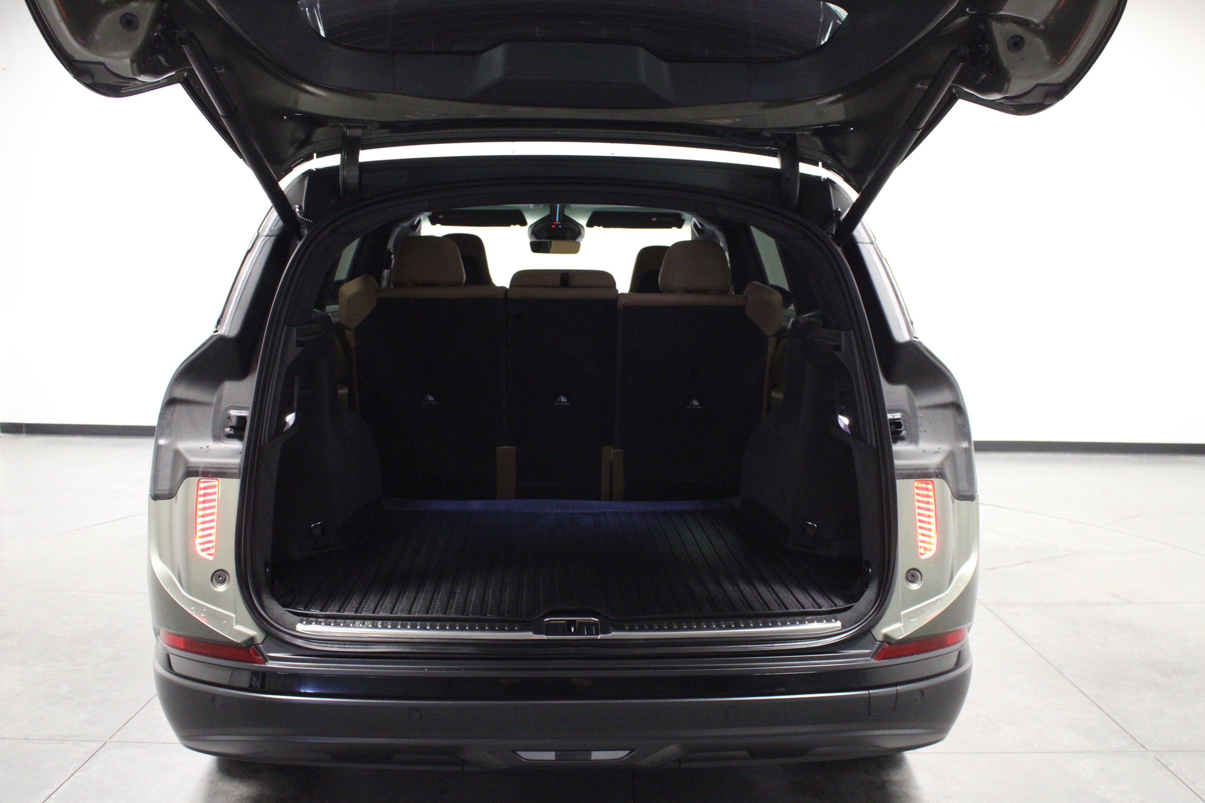 Used 2026 Lucid Gravity Grand Touring AWD/4WD image 14