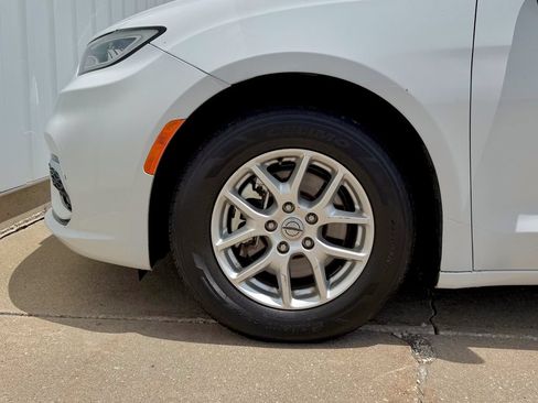 Used 2023 Chrysler Pacifica Touring-L FWD image 36