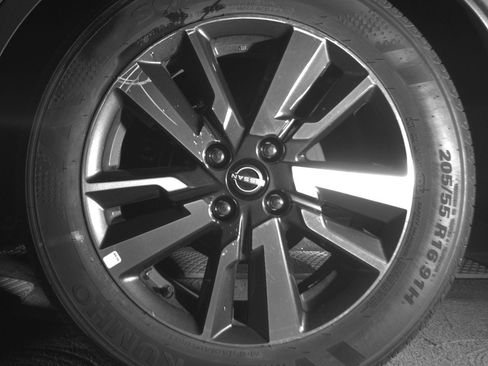 Used 2025 Nissan Versa SV FWD image 14
