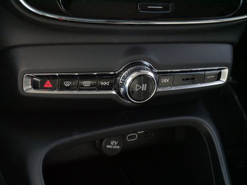 Used 2025 Volvo XC40 B5 Core image 22