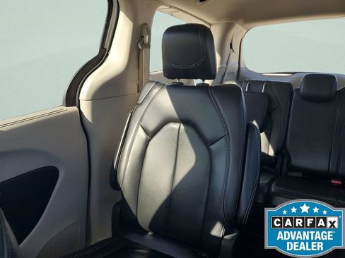 Used 2022 Chrysler Pacifica Touring-L image 15