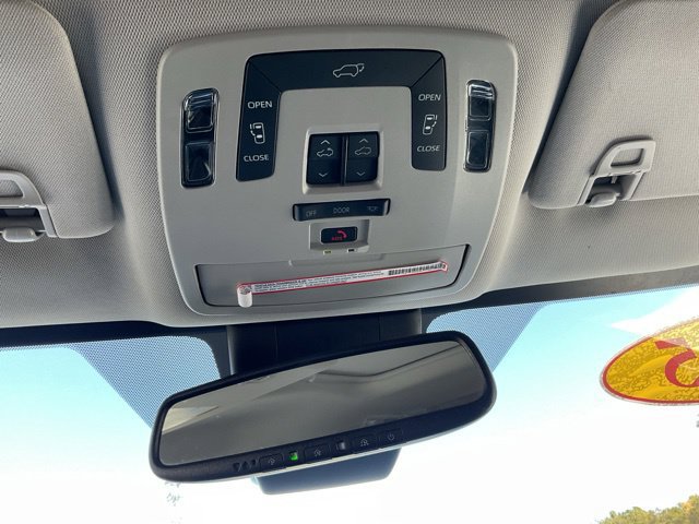Used 2025 Toyota Sienna XLE FWD image 32