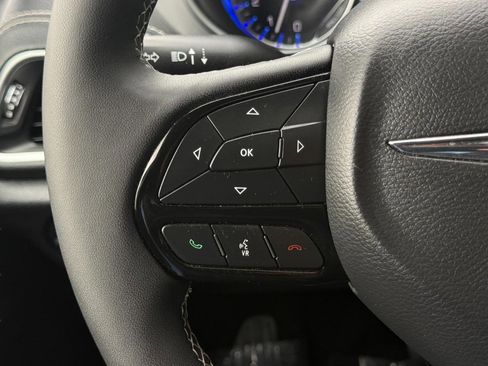 Used 2025 Chrysler Pacifica Limited FWD image 35