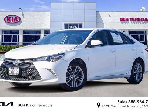 Used 2017 Toyota Camry SE image 1