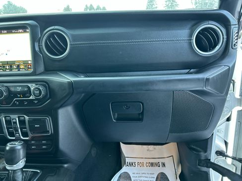 Used 2018 Jeep Wrangler Unlimited Sahara image 26