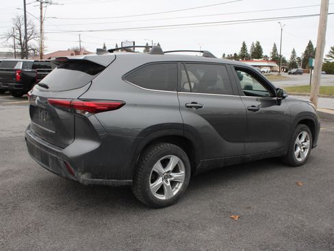 Used 2023 Toyota Highlander L FWD image 4