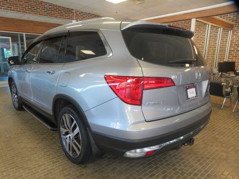 Used 2017 Honda Pilot Touring image 6