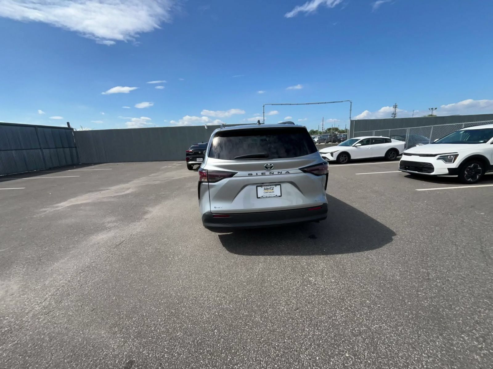 Used 2025 Toyota Sienna XLE FWD image 12