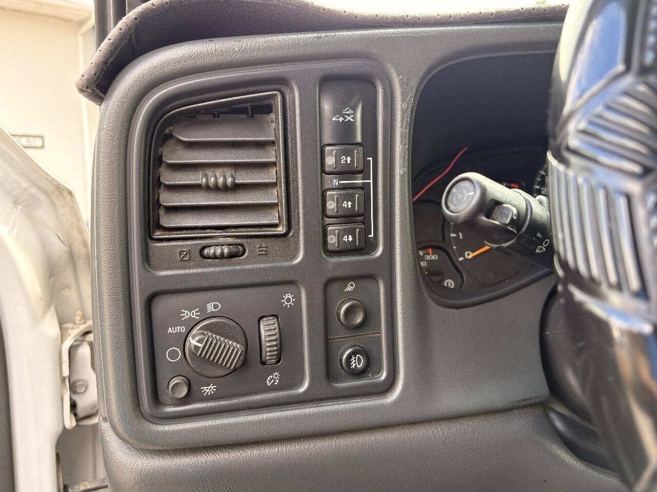 Used 2006 GMC Sierra 2500 SLT w/ Heavy-Duty Power Package AWD/4WD image 34