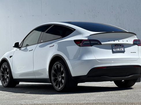 Used 2022 Tesla Model Y Long Range image 5