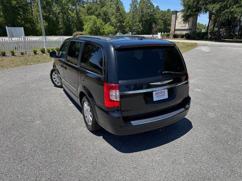 Used 2014 Chrysler Town & Country Touring FWD image 4